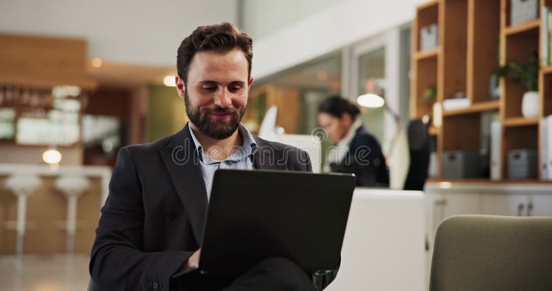 Angajat și om de lobby cu hotel de laptop și pregătirea pentru prezentare pe web tastare și online. Se așteaptă invitatul și stock video footage