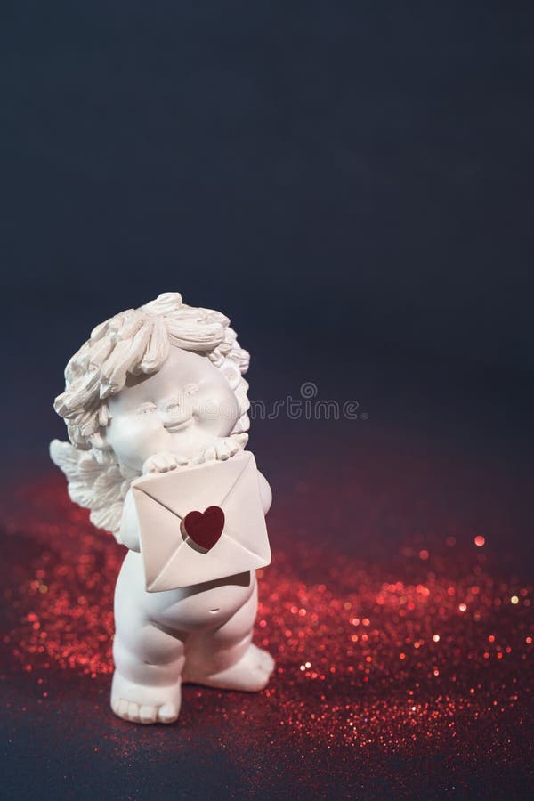 Ange D Ange Avec Une Carte De Lettre D Amour Photo Stock Image Du Vacances Scintillement Ange D Ange Avec Une Carte De Lettre D Amour Photo Stock Image Du Vacances Scintillement