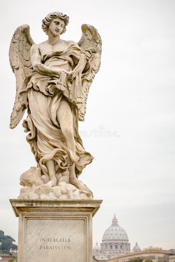 Ange de Bernini sur le ` Angelo de Sant de ponte à Rome photographie stock Ange de Bernini sur le ` Angelo de Sant de ponte à Rome photographie stock