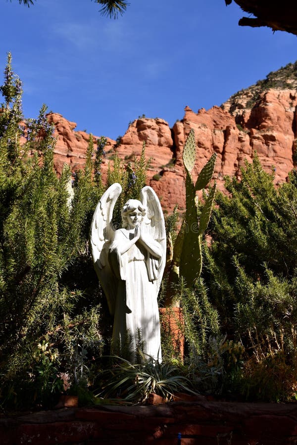Ange par les montagnes rouges de roche de Sedona et de la chapelle croisée sainte photos stock Ange par les montagnes rouges de roche de Sedona et de la chapelle croisée sainte photos stock