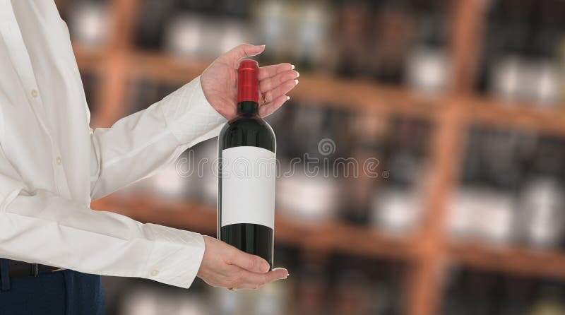 Angebotflasche des Sommelier Rotwein zum Kunden stockbilder Angebotflasche des Sommelier Rotwein zum Kunden stockbilder