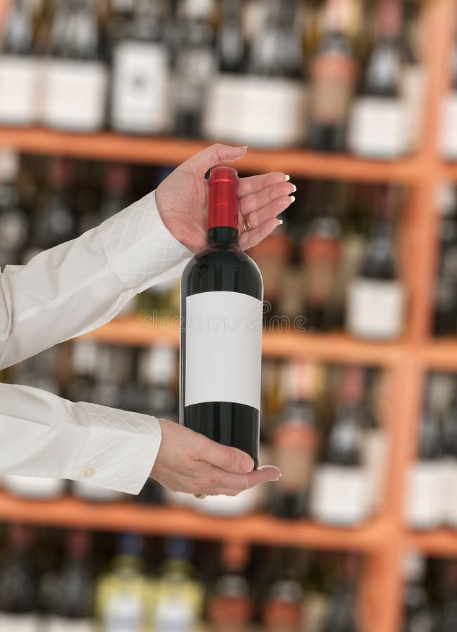 Angebotflasche des Sommelier Rotwein zum Kunden lizenzfreie stockfotografie Angebotflasche des Sommelier Rotwein zum Kunden lizenzfreie stockfotografie