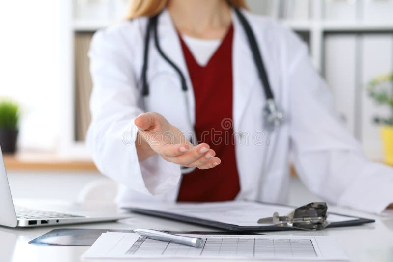 Angebothandreichung weiblichen Medizindoktors in der Büronahaufnahme Arzt bereit, Patienten zu überprüfen und zu retten freundlic