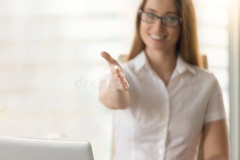 Angebothändedruck der freundlichen Geschäftsfrau stockbild Angebothändedruck der freundlichen Geschäftsfrau stockbild