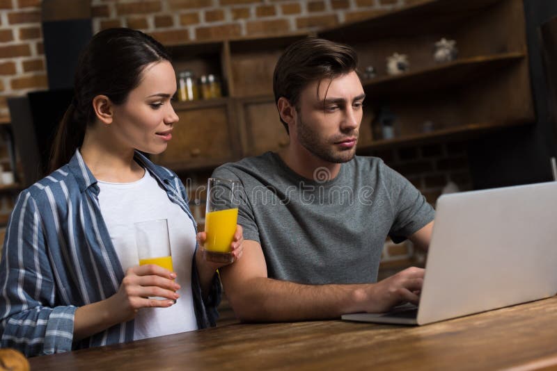 Angebotsaft der Frau zu ihrem Ehemannarbeiten stockbild