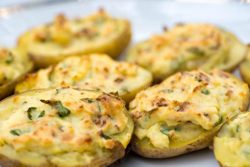 Angefüllte Ofenkartoffeln stockfoto Angefüllte Ofenkartoffeln stockfoto