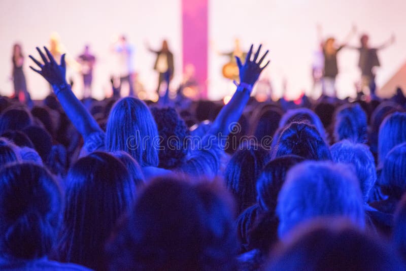 Angehobenes Handkonzert stockbild Angehobenes Handkonzert stockbild