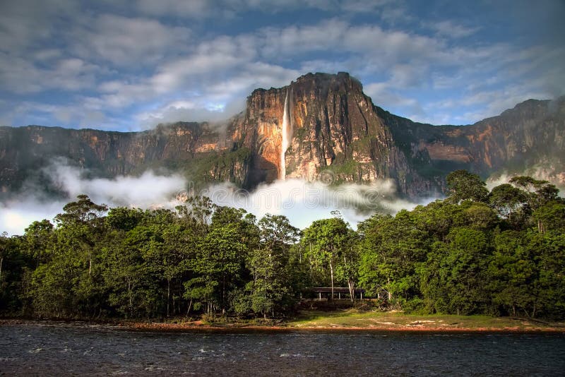 Ángel el más alto cascada en impresionante belleza de naturaleza.