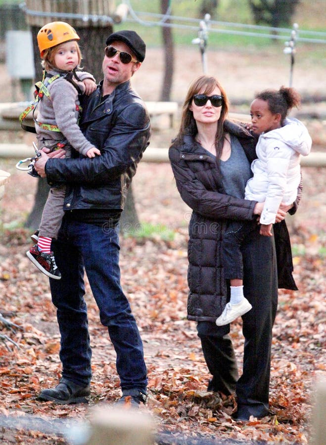 ANGELINA JOLIE E BRAD PITT CON I LORO BAMBINI immagini stock ANGELINA JOLIE E BRAD PITT CON I LORO BAMBINI immagini stock