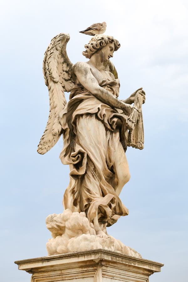Angelo con la statua delle fruste in Hadrian Bridge, Roma, Italia fotografia stock libera da diritti Angelo con la statua delle fruste in Hadrian Bridge, Roma, Italia fotografia stock libera da diritti