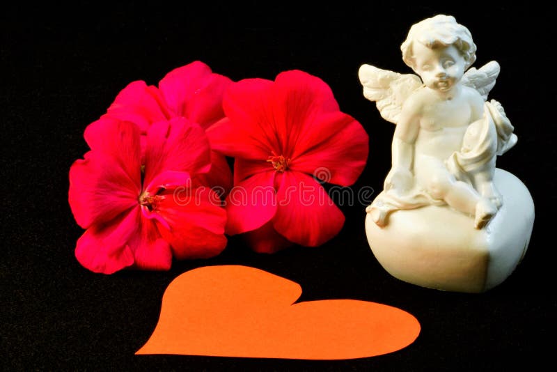 Angelo del fiore e del cuore del biglietto di S. Valentino del san di amore fotografie stock libere da diritti Angelo del fiore e del cuore del biglietto di S. Valentino del san di amore fotografie stock libere da diritti