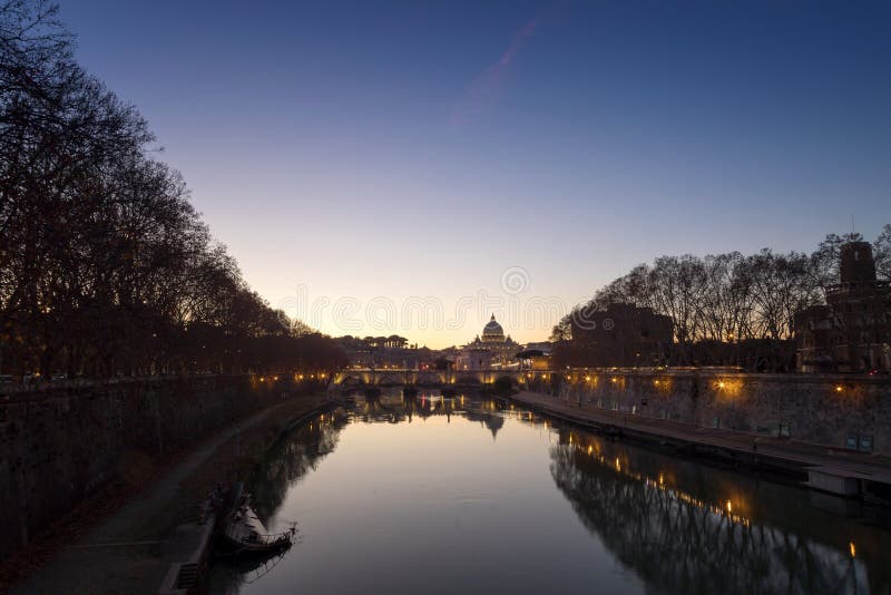 Angelo för Tiber flod-, San Pietro och Sant ` bro Rome cityscape a royaltyfri bild Angelo för Tiber flod-, San Pietro och Sant ` bro Rome cityscape a royaltyfri bild