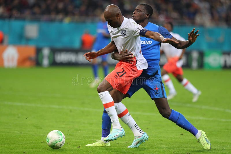 Angelo ogbonna west ham united and joyskim dawa fcsb. Obinze angelo ogbonna z zachodniej szynki zjednoczone walki o piłkę z joyskim aurelien dawa tchakonte z fcsb podczas meczu ligi kongresowej uefa europa b pomiędzy fcsb a zachodnią szynką zjednoczoną na arenie narodowej w dniu 03 listopada 2022 r. w buchareszcie rumunii.