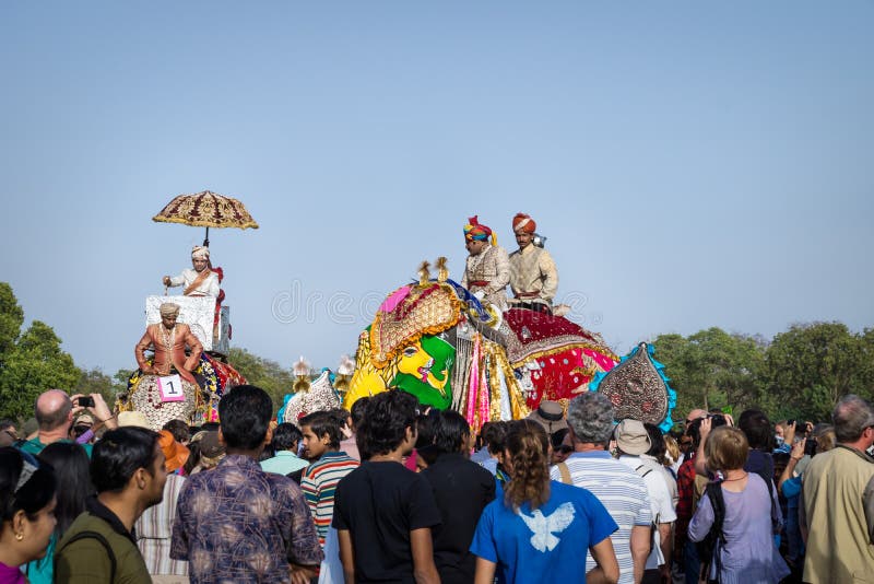 Angemalte Elefanten für das Holi Elephant Festival, das durch den Verkehr mit den Fahrrädern der Stadt in Jaipur, Rajasthan, stockfoto Angemalte Elefanten für das Holi Elephant Festival, das durch den Verkehr mit den Fahrrädern der Stadt in Jaipur, Rajasthan, stockfoto