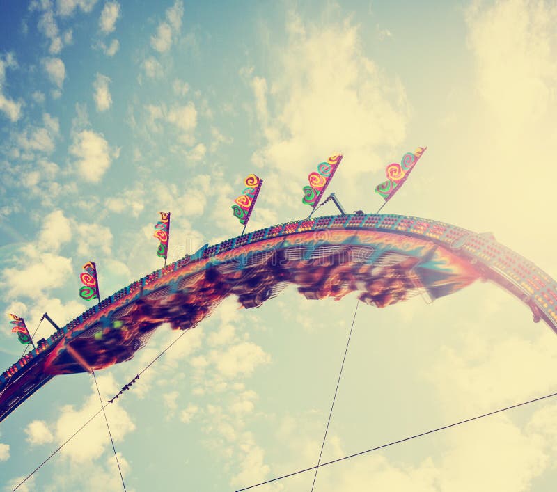 Angemessene Fahrt an der Dämmerung tonte mit einer Retro- Weinlese instagram Filter-APP oder einer Aktion lizenzfreie stockbilder Angemessene Fahrt an der Dämmerung tonte mit einer Retro- Weinlese instagram Filter-APP oder einer Aktion lizenzfreie stockbilder