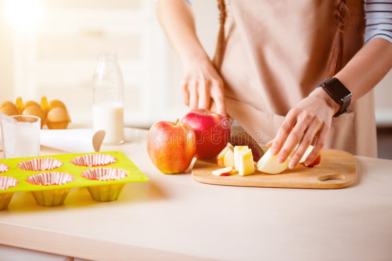 Angenehme Frau, die Apfel hackt lizenzfreies stockfoto