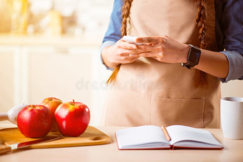 Angenehme Frau, die in der Küche steht lizenzfreies stockbild