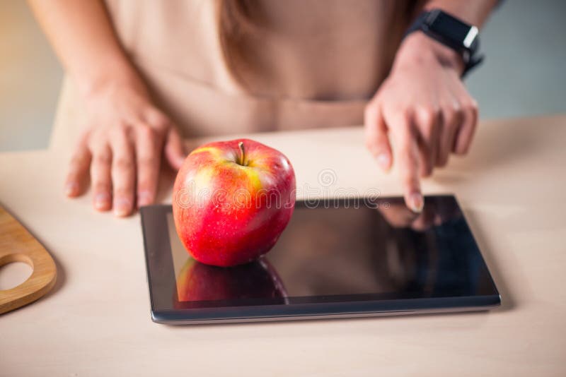 Angenehme Frau, die in der Küche steht lizenzfreies stockbild
