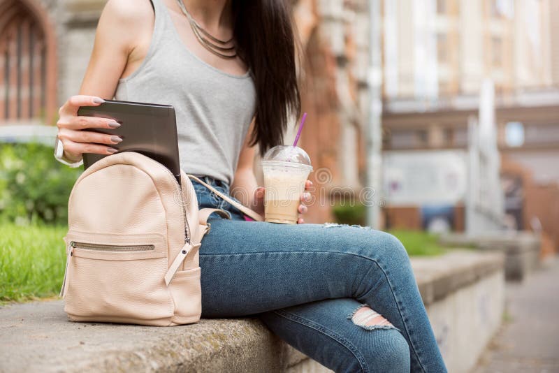 Angenehme Frau, die in der Straße stillsteht stockbilder