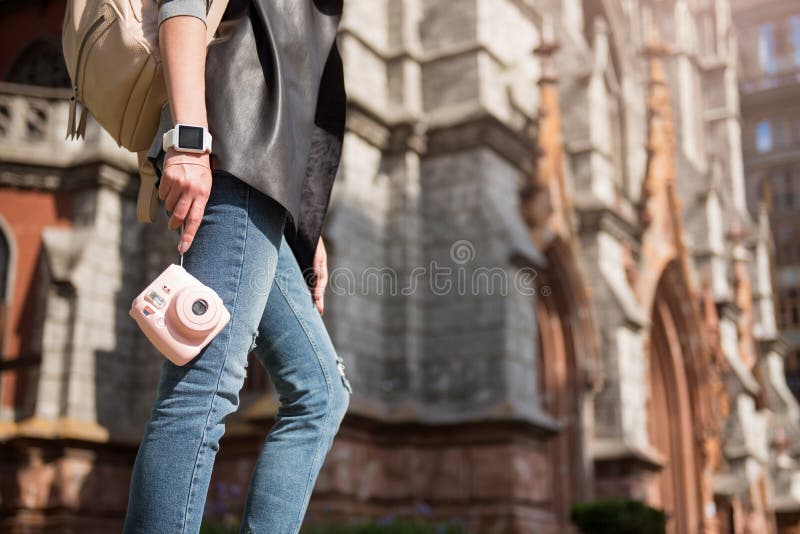 Angenehme Frau, die einen Weg hat stockfoto