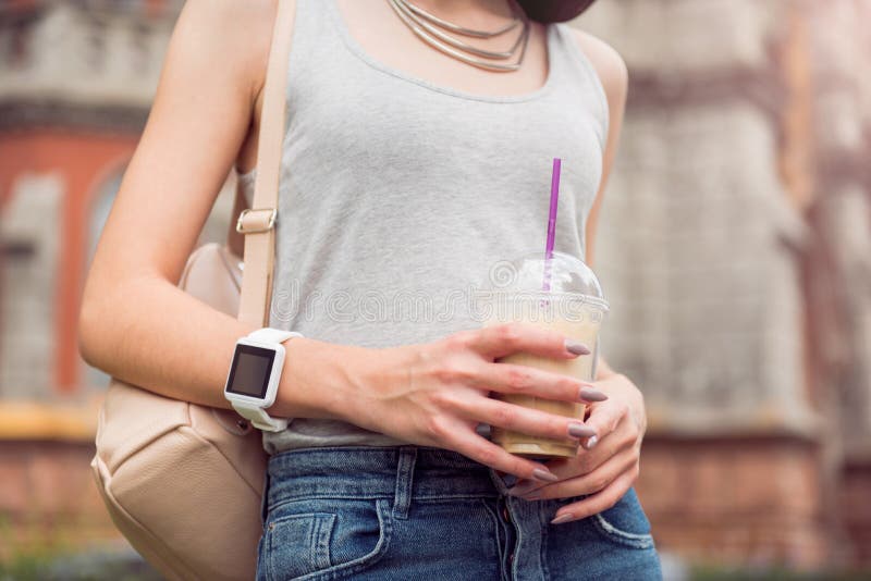 Angenehme Frau, die einen Weg hat stockbilder