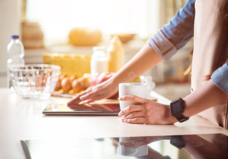 Angenehme Frau, die Tablette verwendet lizenzfreie stockfotografie