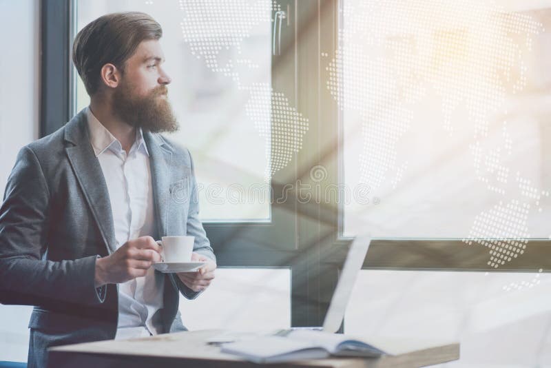 Angenäm skäggig man som dricker kaffe arkivbild Angenäm skäggig man som dricker kaffe arkivbild