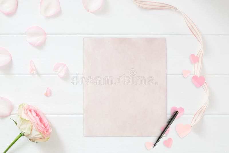 Angeredete Blumenphotographie des Briefpapier-Modells auf Lager lizenzfreie stockfotografie Angeredete Blumenphotographie des Briefpapier-Modells auf Lager lizenzfreie stockfotografie