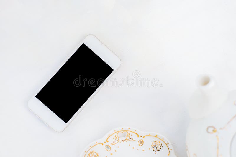 Angeredetes weißes modernes Tischplattentelefon lizenzfreie stockfotografie Angeredetes weißes modernes Tischplattentelefon lizenzfreie stockfotografie