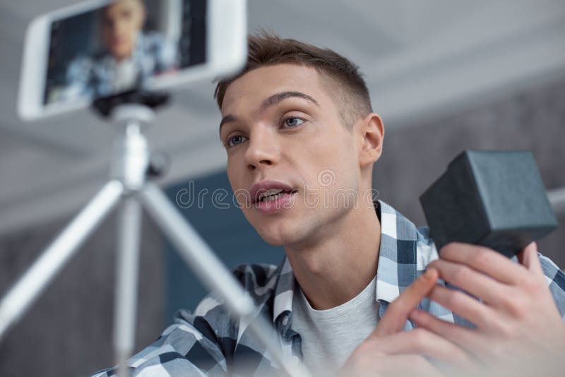Angespornter Blogger, der neues Video für seine Nachfolger herstellt lizenzfreie stockfotos Angespornter Blogger, der neues Video für seine Nachfolger herstellt lizenzfreie stockfotos