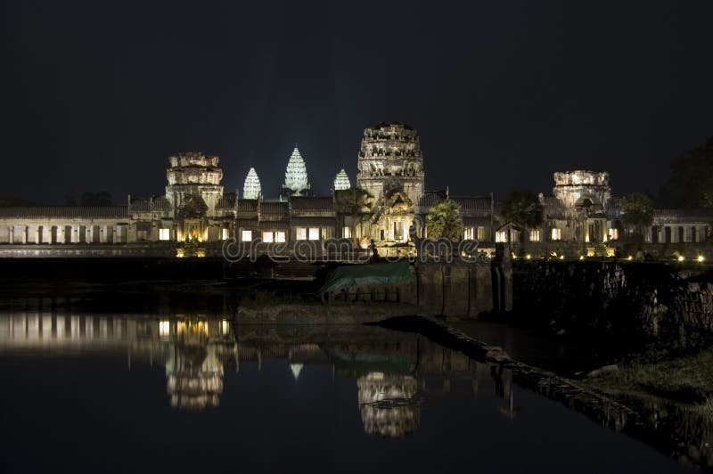 Tempio da Cambogia di notte riflettente.