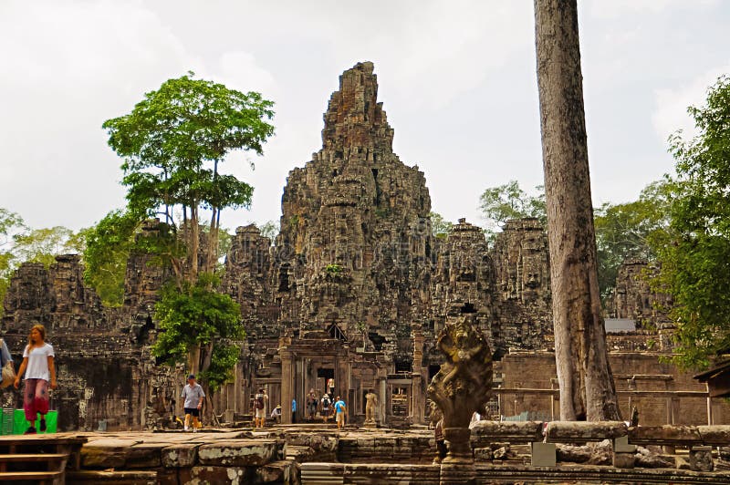 ANGKOR WAT SIEM REAP, CAMBODJA, Oktober 2016, besökare på den Bayon templet som byggs i det 12th århundradet arkivbild ANGKOR WAT SIEM REAP, CAMBODJA, Oktober 2016, besökare på den Bayon templet som byggs i det 12th århundradet arkivbild