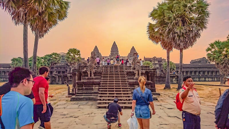Angkor Wat Siem Reap с восходом солнца в утре и туристским посещением Angkor Wat, Siem Reap Камбоджей, интересом мира стоковая фотография Angkor Wat Siem Reap с восходом солнца в утре и туристским посещением Angkor Wat, Siem Reap Камбоджей, интересом мира стоковая фотография