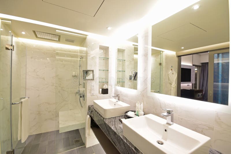 Angle différent de salle de bains de suite d'hôtel de luxe avec le concept noir et blanc de marbre de Carrare images libres de droits Angle différent de salle de bains de suite d'hôtel de luxe avec le concept noir et blanc de marbre de Carrare images libres de droits