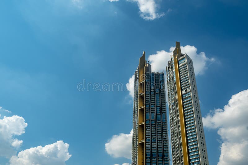 Angle faible du bâtiment deux résidentiel de luxe sur le fond nuageux de ciel bleu images libres de droits Angle faible du bâtiment deux résidentiel de luxe sur le fond nuageux de ciel bleu images libres de droits