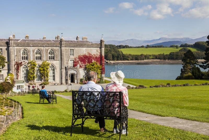 Anglesey, Уэльс Великобритания 8-ое сентября 2015 Выбытые пары наслаждаясь взглядом на загородном доме и садах Plas Newydd стоковая фотография Anglesey, Уэльс Великобритания 8-ое сентября 2015 Выбытые пары наслаждаясь взглядом на загородном доме и садах Plas Newydd стоковая фотография