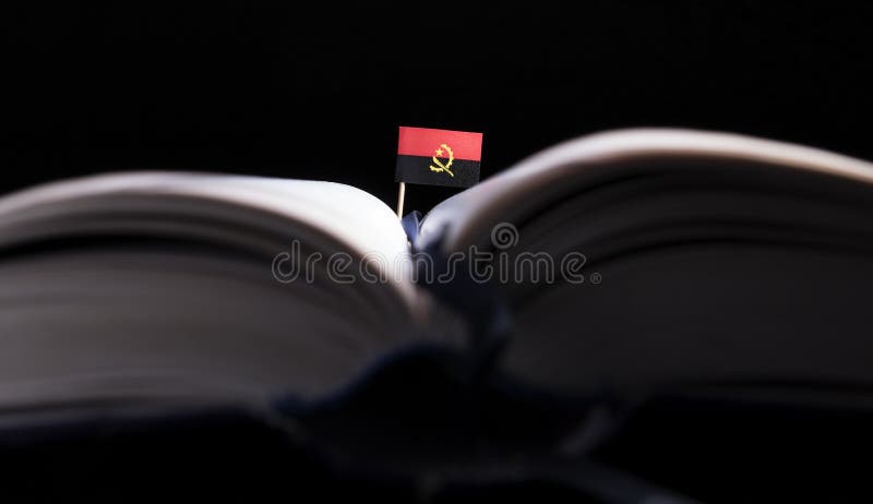 Download Angolanische Flagge Mitten In Dem Buch Stockbild - Bild von mittlere, idee: 96931789
