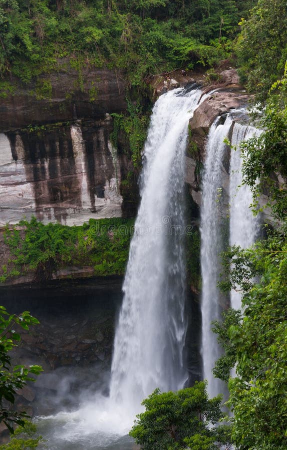 Angolo alto della cascata di Huai Luang immagine stock libera da diritti Angolo alto della cascata di Huai Luang immagine stock libera da diritti