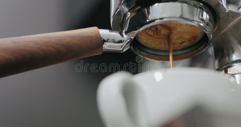 Angolo basso dell'estrazione espresso con portafiltro senza fondo