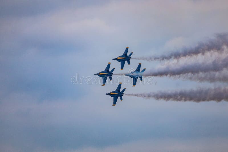Angolo di inclinazione dell'aereo militare dell'angelo blu a hauston che vola nel cielo nuvoloso