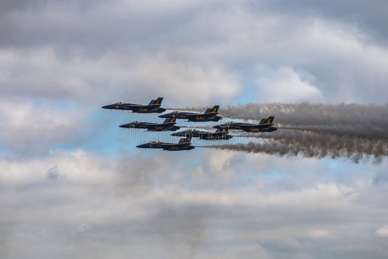 Angolo di inclinazione dell'aereo militare dell'angelo blu a hauston che vola nel cielo nuvoloso