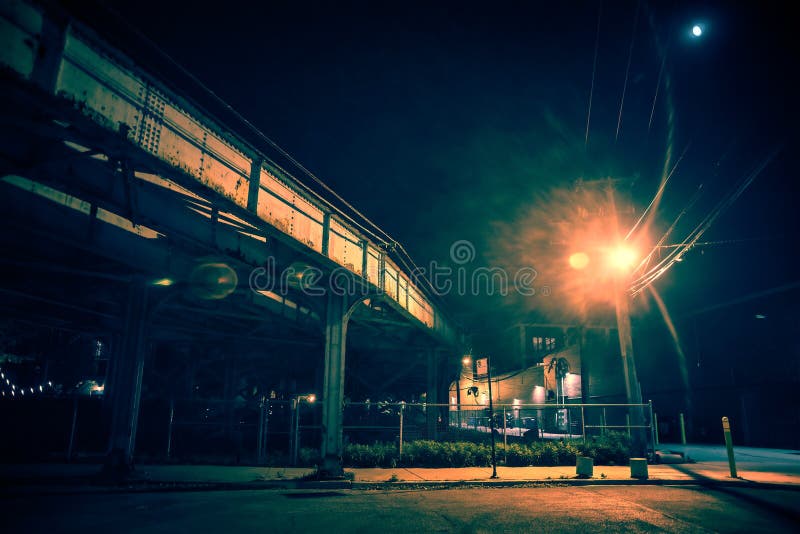 Angolo di strada urbano scuro e sinistro della città alla notte