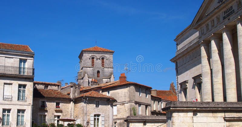 Angouleme v Charente by mohlo být trochu mimo turistické trasy, ale jeho středověké centrum s červenými střechami a úzkými uličkami můžete snadno držet krok s více slavných francouzských městech.