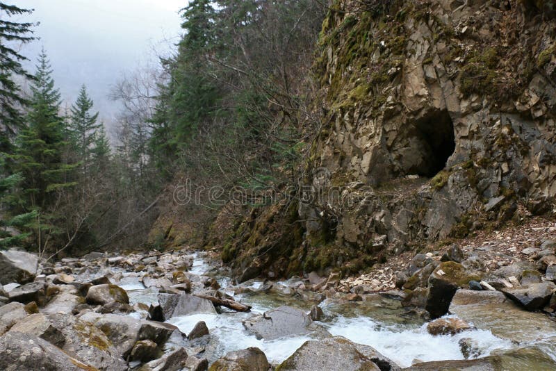 Angra e caverna em mais baixo Reid Falls em Skagway, Alaska foto de stock Angra e caverna em mais baixo Reid Falls em Skagway, Alaska foto de stock