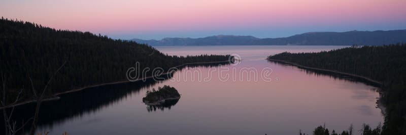 Angra protegida crepúsculo Emerald Bay Fannette Island Lake Tahoe fotografia de stock royalty free Angra protegida crepúsculo Emerald Bay Fannette Island Lake Tahoe fotografia de stock royalty free