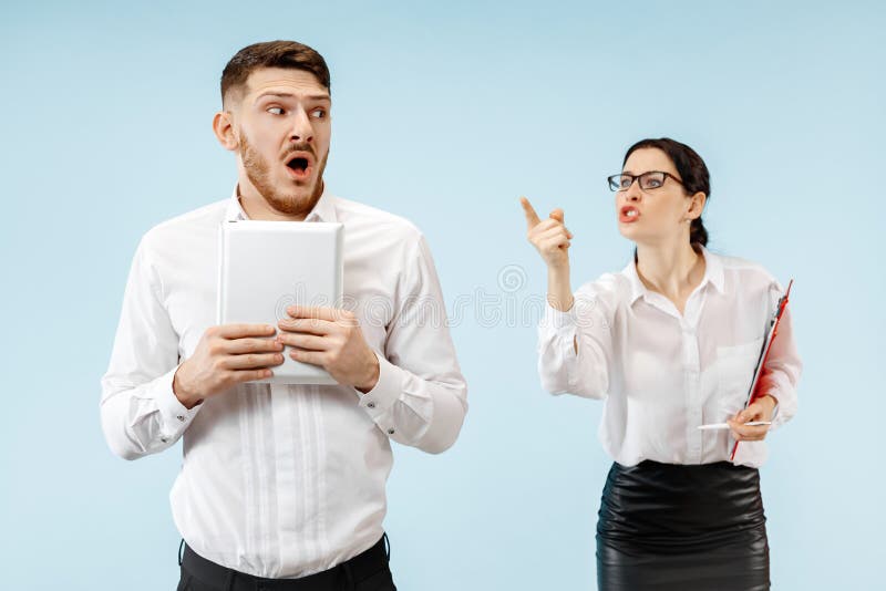 A man talking to a colleague in an office - Stock Image - F010