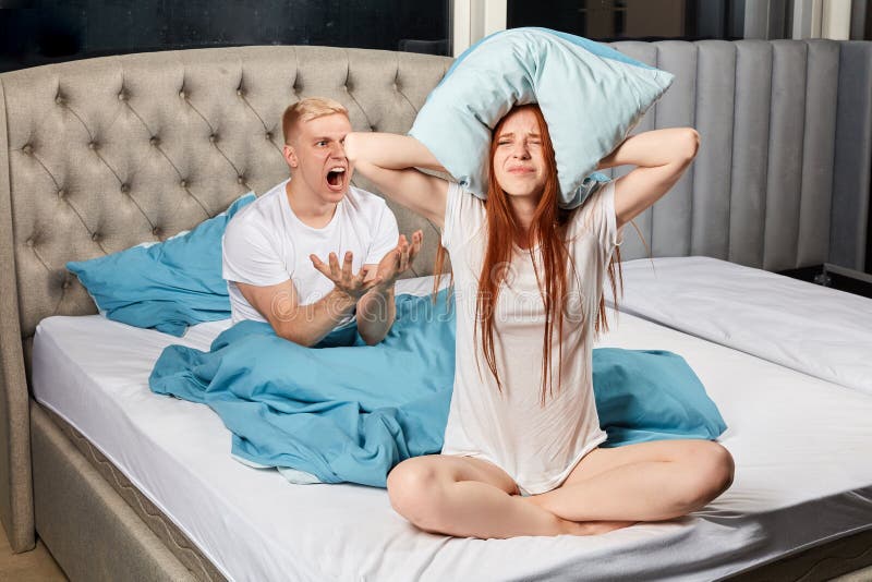 Angry gefrustreerd met nerveuze blonde man die schreeuwt naar zijn vrouw royalty-vrije stock foto's Angry gefrustreerd met nerveuze blonde man die schreeuwt naar zijn vrouw royalty-vrije stock foto's