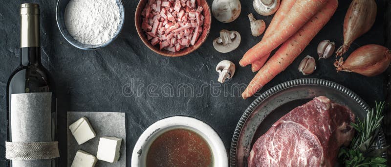 Angus nötkött, schalottenlök, morötter, champignon, bacon, smör, mjöl, vitlök, buljong och vin på den gamla träbästa sikten för t fotografering för bildbyråer Angus nötkött, schalottenlök, morötter, champignon, bacon, smör, mjöl, vitlök, buljong och vin på den gamla träbästa sikten för t fotografering för bildbyråer