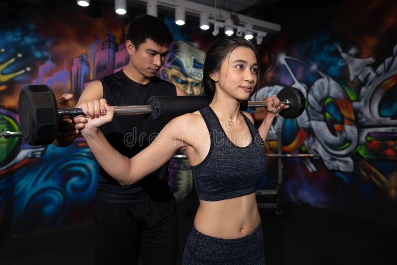 Anhebendes Gewicht der Eignungsfrau, Sport, Bodybuilding, Lebensstil und Leutekonzept - junger Mann und Frau mit dem Barbell, der lizenzfreie stockfotografie Anhebendes Gewicht der Eignungsfrau, Sport, Bodybuilding, Lebensstil und Leutekonzept - junger Mann und Frau mit dem Barbell, der lizenzfreie stockfotografie