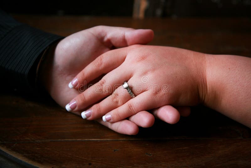 Manos Novia Y Los Novios Del Día De Boda Con Los Anillos Foto de archivo - Imagen de pulido, manos: